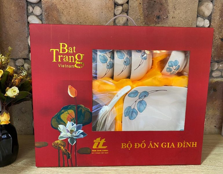 Mẫu hộp đựng chén bát bát tràng có cửa sổ kính