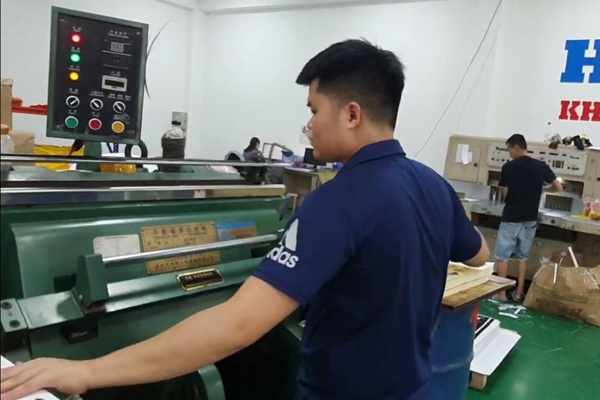 Xưởng in thực hiện kỹ thuật cắt xén thành phẩm chuẩn xác