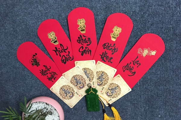 In Hoa Long thiết kế và in ấn mẫu bao lì xì thư pháp cao cấp