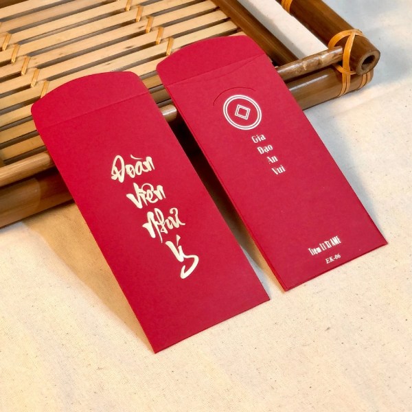 In Hoa Long thiết kế và in ấn mẫu bao lì xì thư pháp đẹp