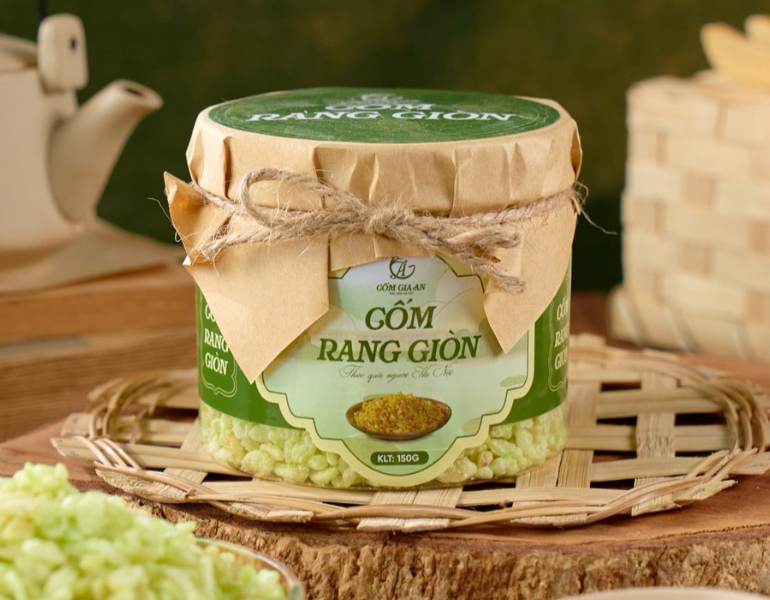 In tem nhãn cốm rang giòn dán thân và nắp hộp