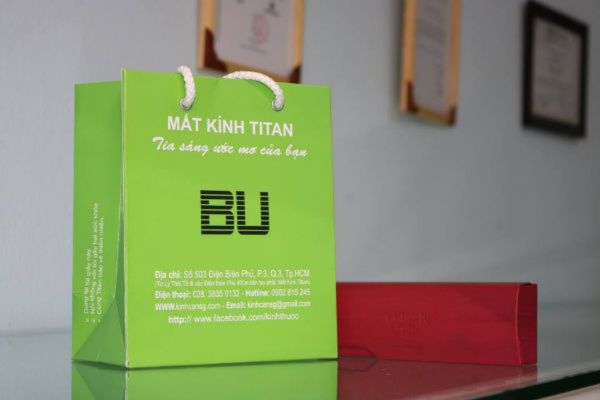 Mẫu túi giấy mắt kính giá rẻ, thiết kế theo yêu cầu