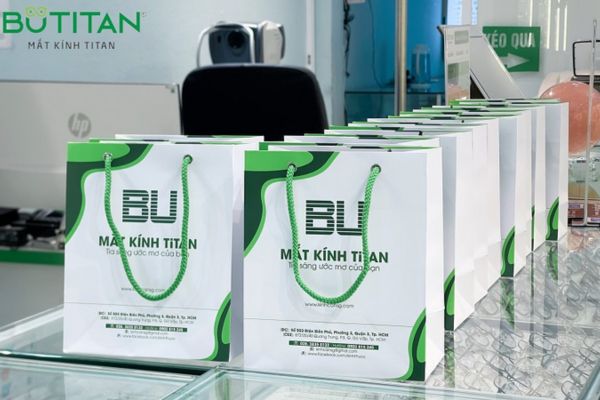 Mẫu túi giấy mắt kính giá rẻ, thiết kế theo yêu cầu