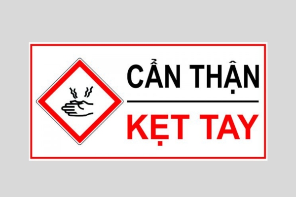 Vai trò của mẫu tem cảnh báo kẹp tay trong sản xuất