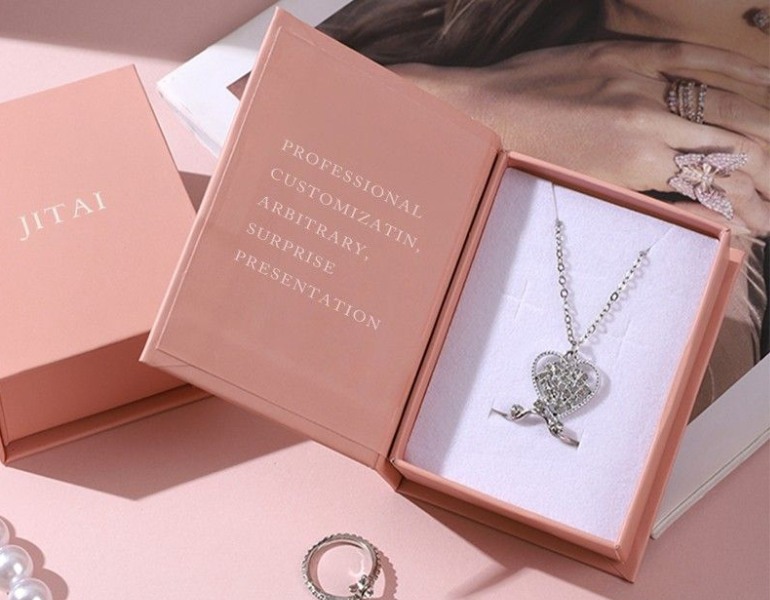 In hộp đựng dây chuyền chất liệu cao cấp