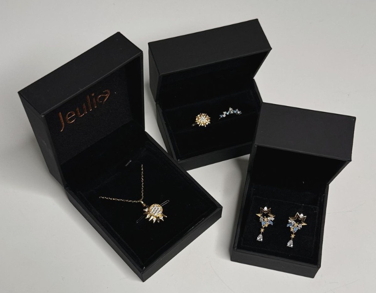 In hộp đựng dây chuyền sang trọng thu hút