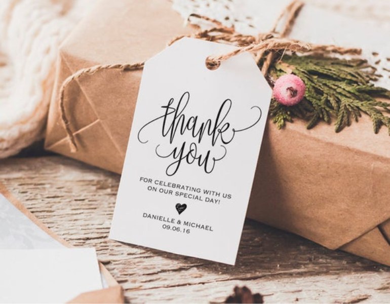 In tag quà tặng thể hiện sự yêu thương