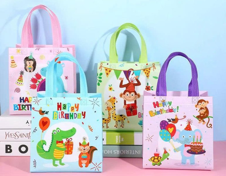 In túi giấy đựng quà sinh nhật chuyên nghiệp