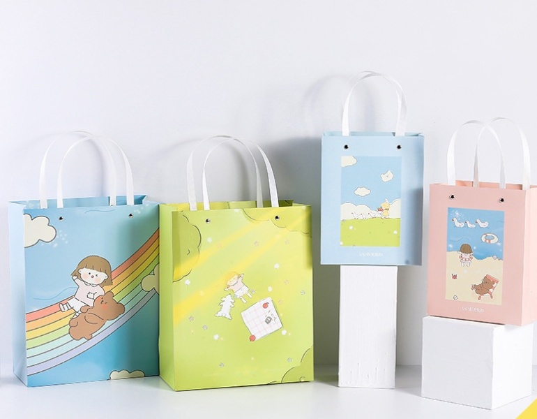 In túi giấy đựng quà sinh nhật dễ thương