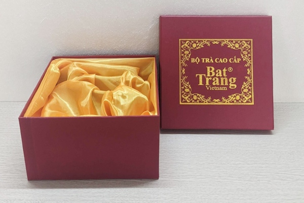 Mẫu hộp giấy đựng ấm trà lớp lót bằng lụa