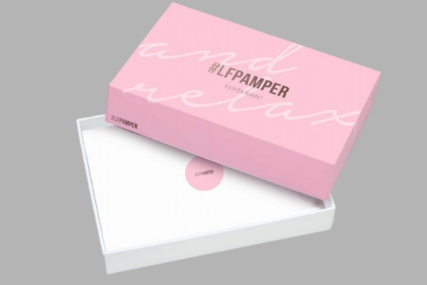 Mẫu hộp giấy màu hồng nổi bật