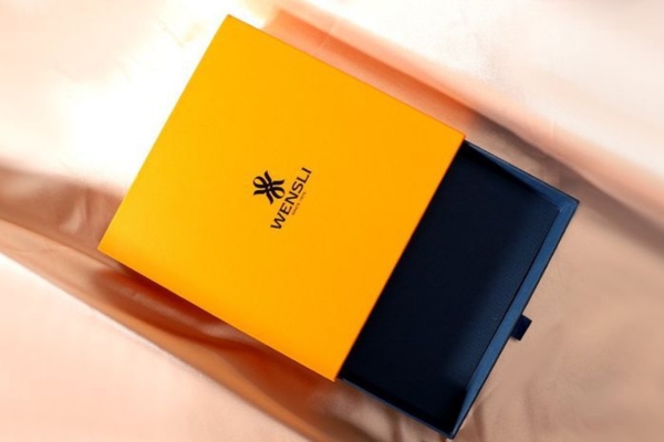 Mẫu hộp giấy màu vàng đất