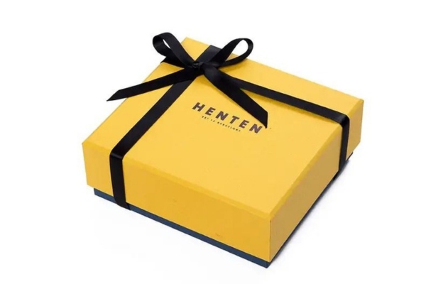 Mẫu hộp giấy màu vàng đẹp mắt làm quà tặng