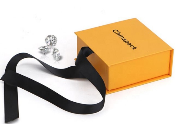 Mẫu hộp giấy màu vàng thể hiện đẳng cấp