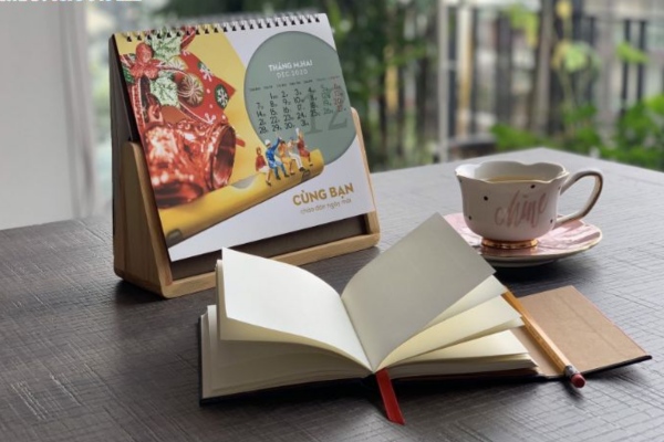 Mẫu in lịch chủ đề cà phê kết cấu phần đế gỗ cao cấp