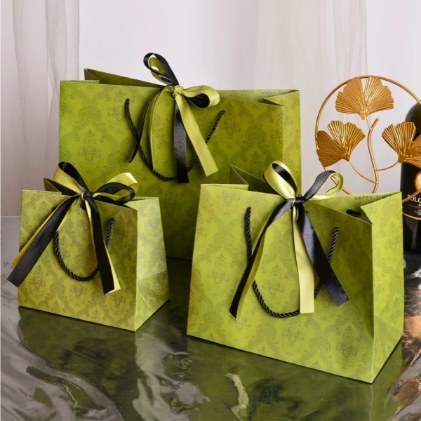 In Hoa Long nhận thiết kế và in ấn mẫu túi giấy cứng đính nơ