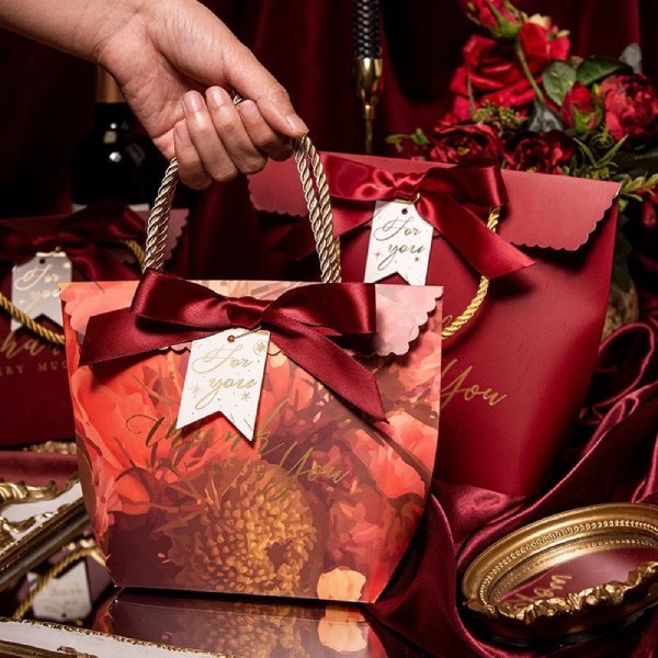 In Hoa Long nhận thiết kế và in ấn mẫu túi giấy cứng theo yêu cầu