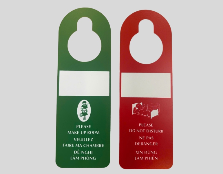 In tag treo cửa phòng bền đẹp