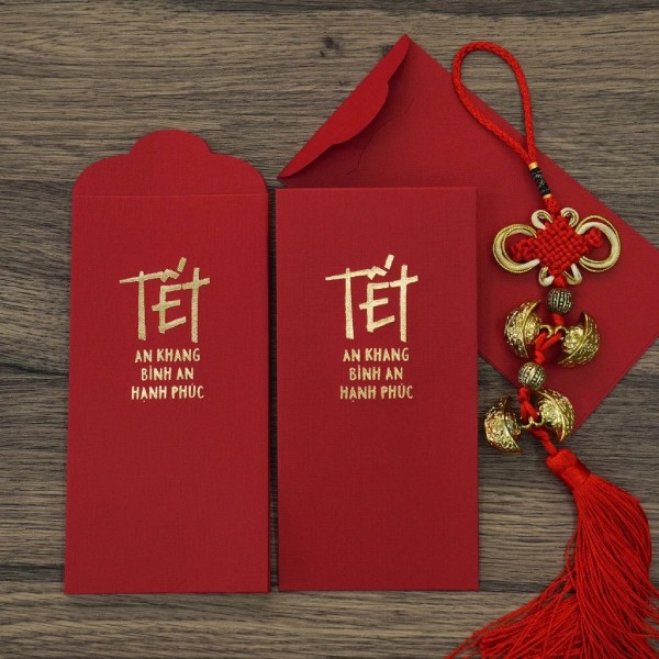 In Hoa Long thực hiện kỹ thuật gia công bao lì xì ép kim