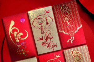 In Hoa Long thực hiện kỹ thuật gia công bao lì xì phủ uv