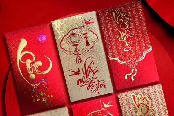 In Hoa Long thực hiện kỹ thuật gia công bao lì xì phủ uv