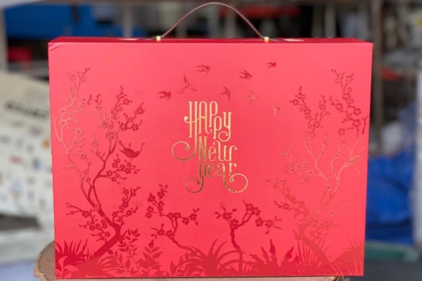 Mẫu hộp giấy màu đỏ ép kim có quai xách