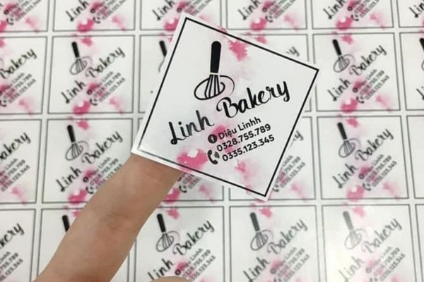 Mẫu tem nhãn hình vuông in logo dễ dàng nhận diện thương hiệu