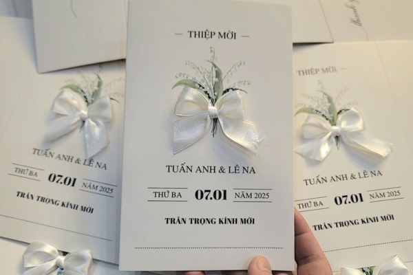 Mẫu thiệp cưới handmade phong cách tối giản