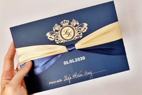 In Hoa Long nhận thiết kế phong cách trang trí thiệp cưới sang trọng