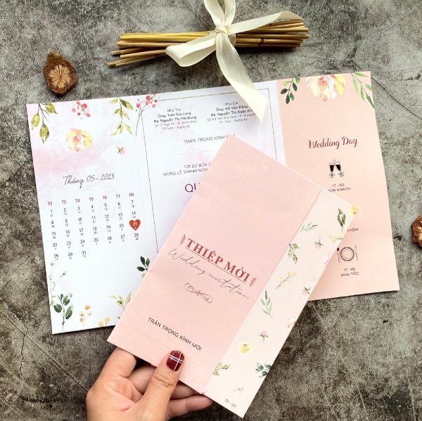 In Hoa Long nhận thiết kế phong cách trang trí thiệp cưới ngọt ngào