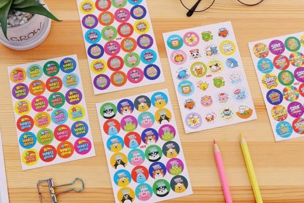 Khi nào chọn mẫu sticker dạng cuộn, dạng tờ?