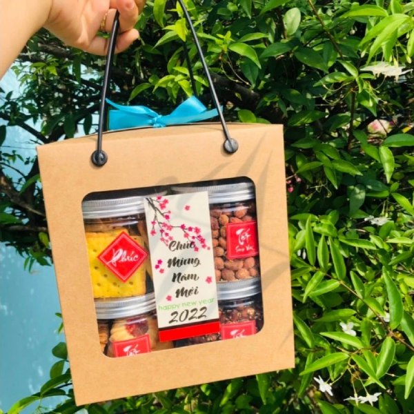 In Hoa Long nhận thiết kế và in ấn mẫu hộp giấy kraft có cửa sổ có quai cầm