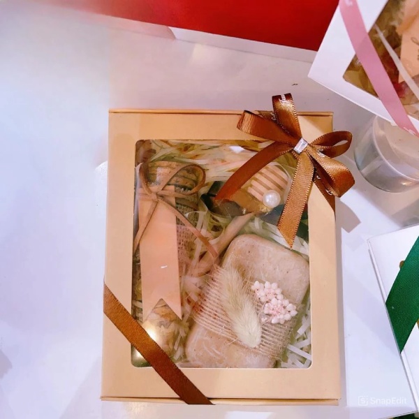 In Hoa Long nhận thiết kế và in ấn mẫu hộp giấy kraft có cửa sổ theo yêu cầu