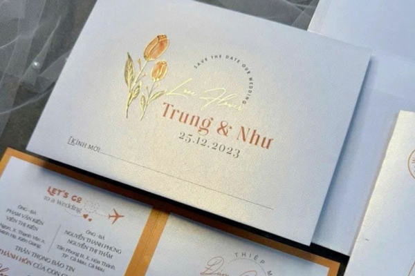 Mẫu thiệp cưới ép kim nền trắng, chữ ép kim