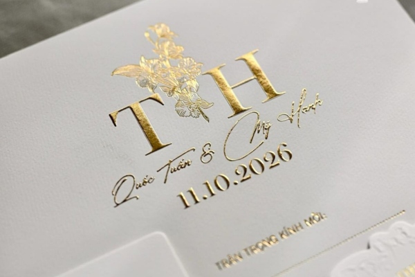 Mẫu thiệp cưới ép kim trên nền sáng