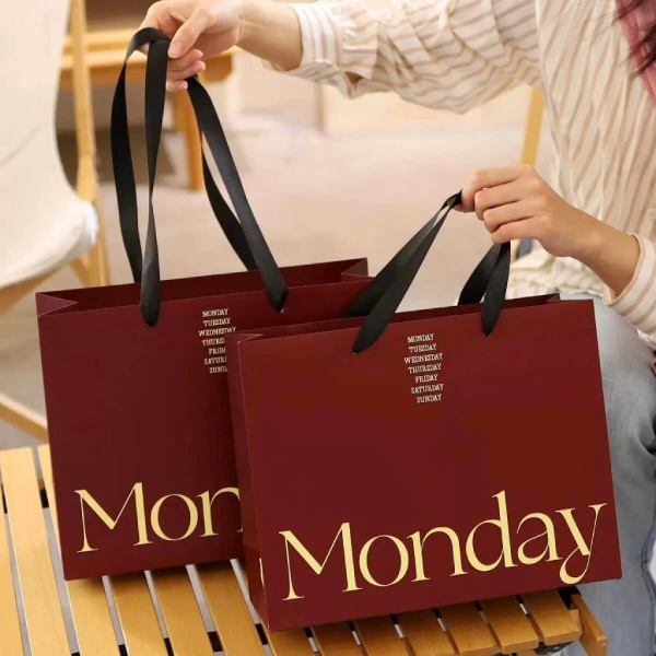 In Hoa Long nhận thiết kế và in ấn mẫu túi giấy đỏ theo yêu cầu