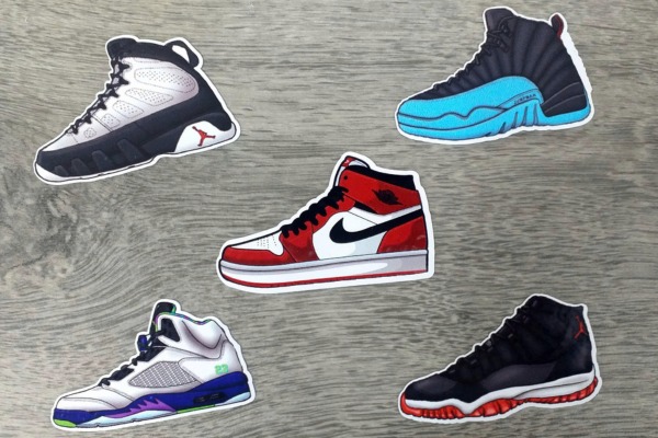 Bộ sticker sneaker có biểu tượng thương hiệu