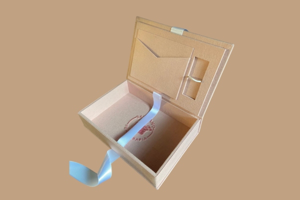 Mẫu in hộp giấy đựng album ảnh cưới lãng mạn