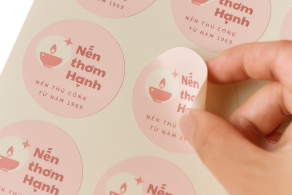 Mẫu in logo nến thơm bám dính tốt