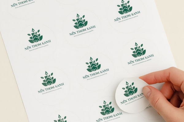 Mẫu in logo nến thơm decal dán