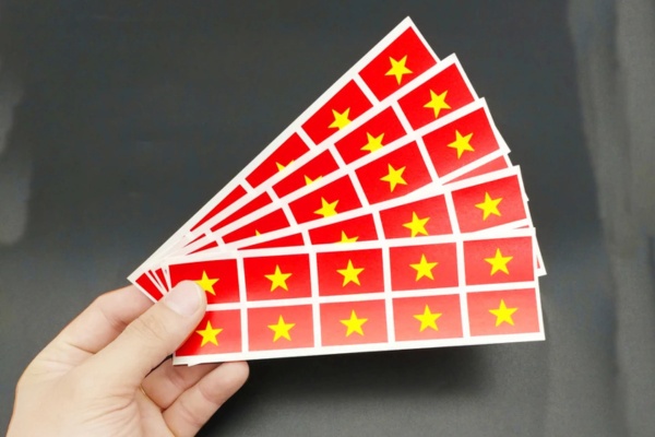 Mẫu in sticker dán má đẹp hình cờ đỏ sao vàng