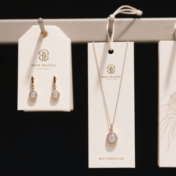 In Hoa Long nhận thiết kế và in ấn mẫu tag treo dây chuyền chuyên nghiệp