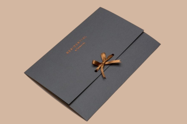 Mẫu thiệp mời màu đen ép nhũ