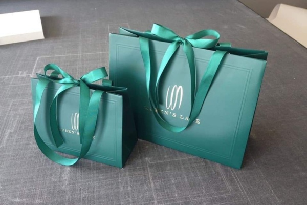 Mẫu túi giấy quai lụa ép kim