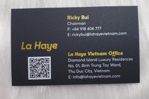 Mẫu in name card mực trắng có mã QR