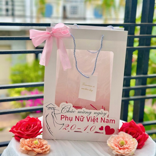 In Hoa Long nhận thiết kế và in ấn Mẫu túi giấy quà tặng 20/10 chất lượng