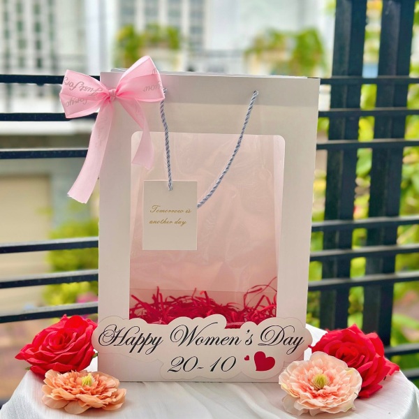 In Hoa Long nhận thiết kế và in ấn Mẫu túi giấy quà tặng 20/10 chuyên nghiệp