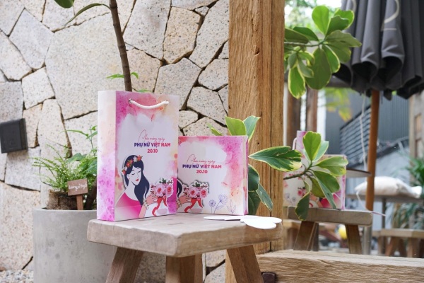 In Hoa Long nhận thiết kế và in ấn Mẫu túi giấy quà tặng 20/10 màu hồng
