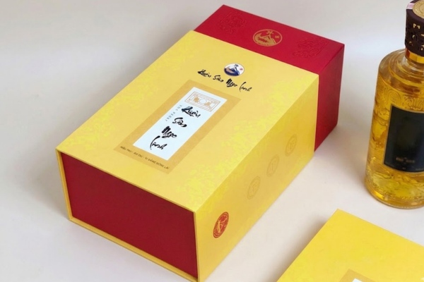 Mẫu in hộp đựng rượu sâm nam châm có lót lụa