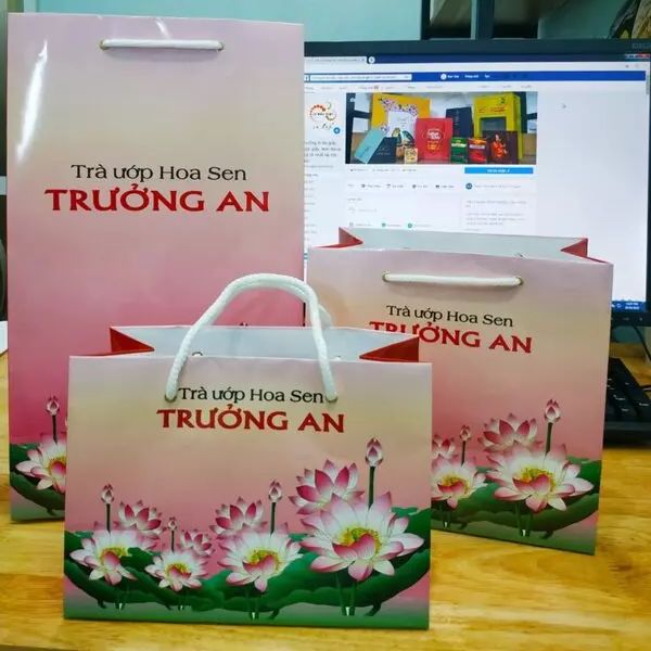In túi giấy trà sen giá rẻ, thiết kế theo yêu cầu